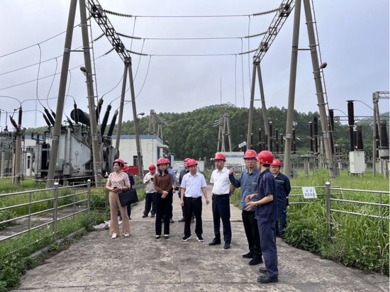 在广西铁合金有限责任公司，驻来宾市工作队与来宾供电局详细了解企业在抢修工作方面的最新动态。